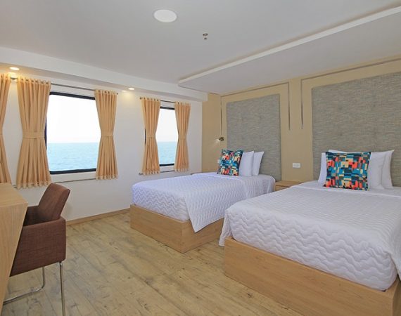 Grand Queen Beatriz Galapagos Cruise suite
