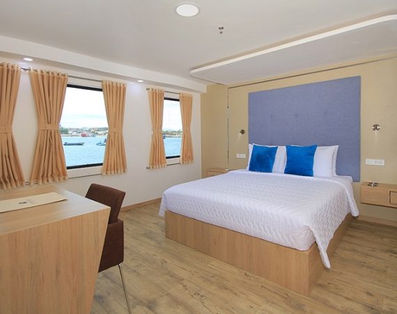 Grand Queen Beatriz Galapagos Cruise queen bed